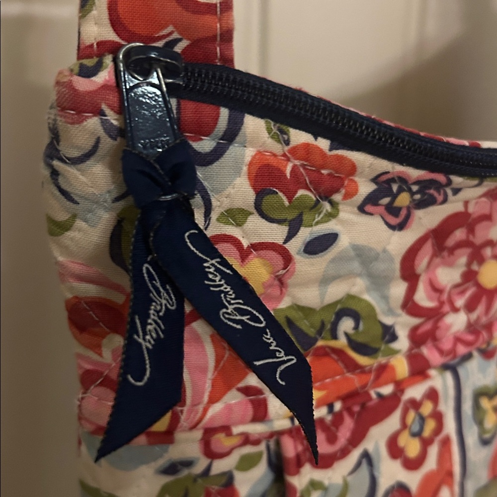 Vera Bradley crossbody Floral pink/red/blue/green purse - Picture 2 of 6